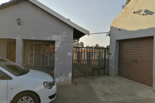 2 bedroom town house for sale in a safe place.
It consist of 2 bedroom 

2 toilets, shower and bathroom.

Fitted kitchen ...