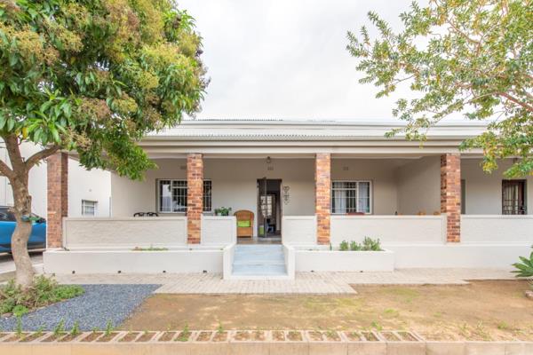 This 3-bedroom house is conveniently situated in Lemoenkloof, within the secure De ...