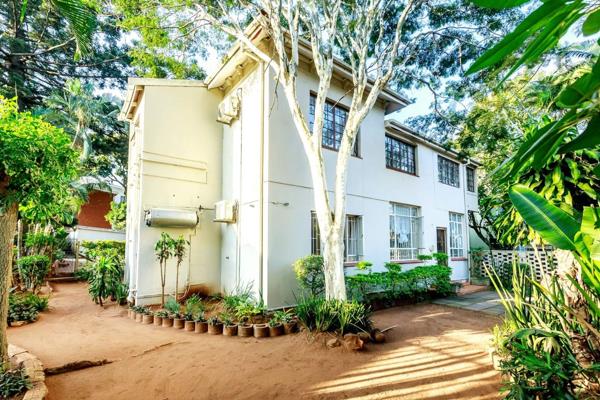 Discover your perfect home with such relaxed ambiance in this small complex with only 3 units.  This garden maisonette have high ...