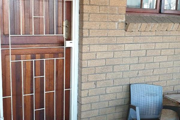 Bachelor flat available in Pomona, secure entrance and walled.
Close to shops, R21 ...