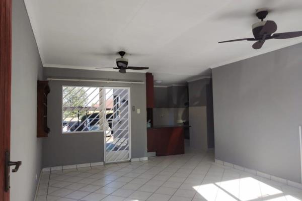 This simplex, is in a well maintained complex and is situated half way between Kempton Park and Bredell.

The house has an open-plan ...