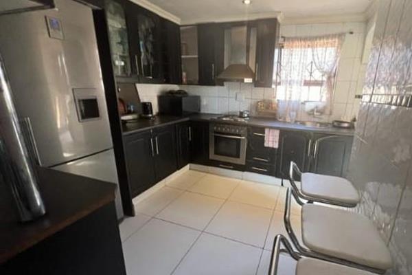 It&#39;s a two bedrooms(Fitted) home, with an open plan kitchen(fitted) dining and lounge, corner bathroom, and toilet. With enough ...