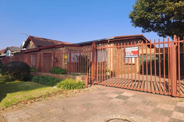 This unique property features 16 bedrooms, 2 kitchens, and 3 bathrooms, along with a servants&#39; quarters. 

The outdoor space ...