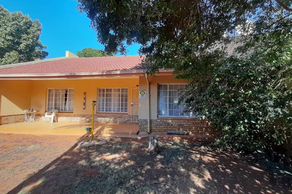 Affordable three bedroom Townhouse for sale in Mookgopong/ Naboomspruit.
This property is very well maintained and in a good ...