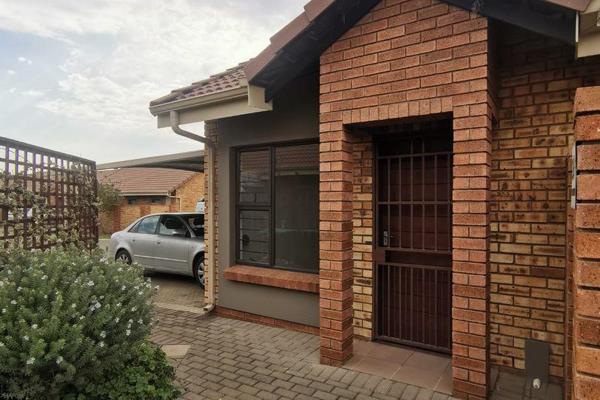 2 Bedroom townhouse For Sale in Country Life Retirement Village -

Full Ownership No Life Rights 

Spacious open plan Lounge and ...