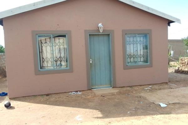 Up for grabs...investment property!!!!
Make an investment with this property that has an income potential.

Located in Vlakfontein ...