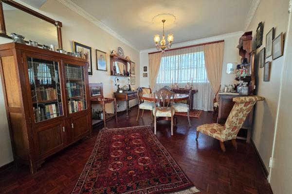 Welcome to this beautiful apartment nestled in the heart of Parktown, offering an ...