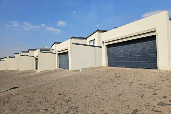 Town house for sale 
Ben Fluer. Witbank 
R1 505 000 

3 bedrooms 
2 bathrooms 
Kitchen 
Lounge 
Entertainment area with braai 
2 ...