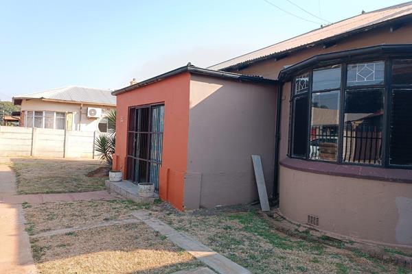 This home is situated in Krugersdorp West close to schools 

Spacious front door ...