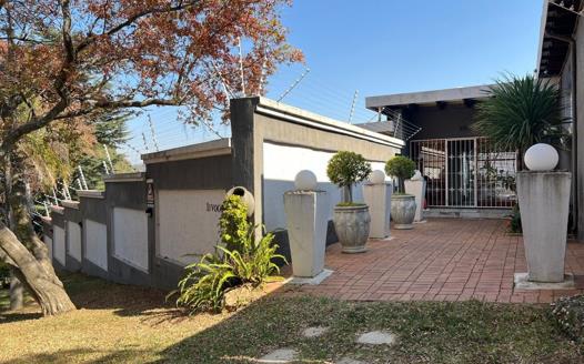 5 Bedroom House for sale in Kloofendal