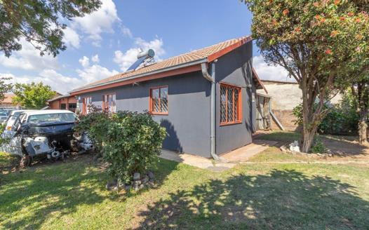 3 Bedroom House for sale in Lenasia South