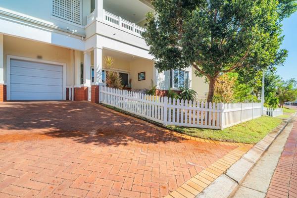 SOLE MANDATE - PRICE REDUCED TO SELL: OFFERS FROM R2,995 000
A beautiful North-facing step-less garden simplex boasts a great outlook ...