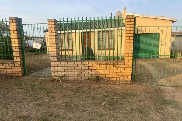 Pam Polding Properties introduces this 2bedroom startup home situated in Zone 10, Zwelitsha.

It is placed in a huge erf with 3 outside ...