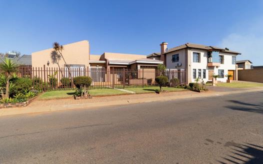 8 Bedroom House for sale in Lenasia South