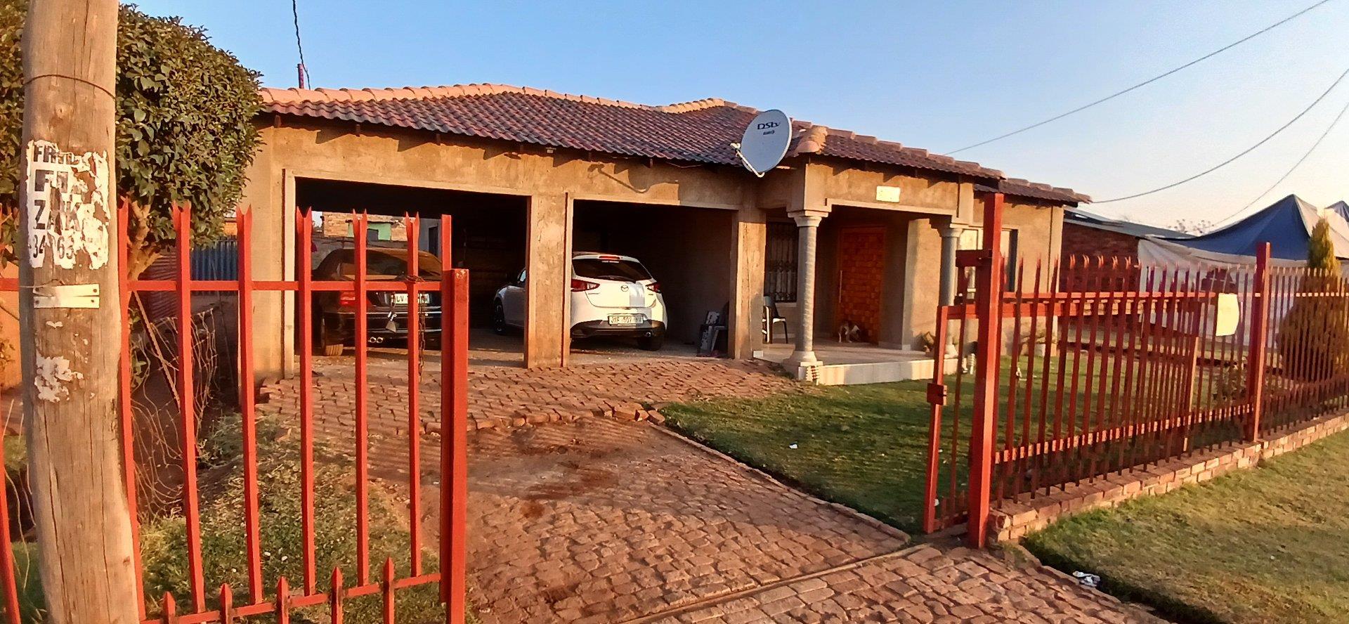 4 Bedroom House for sale in Ikageng - P24-114591506