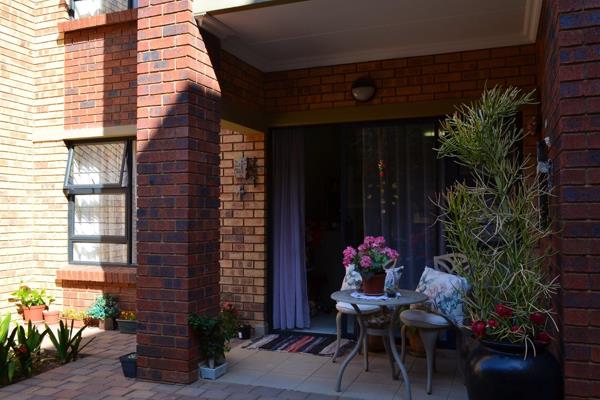 This one-bedroom apartment has 1 bathroom and a carport in Bronberg Retirement Estate in Olympus, Pretoria. 
The unit features an ...