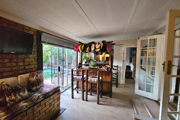 Situated in a pan-handle with easy to maintain garden
offering :  3 bedrooms, 3 bathrooms(2x en-suite), tv room, dining room, braai ...