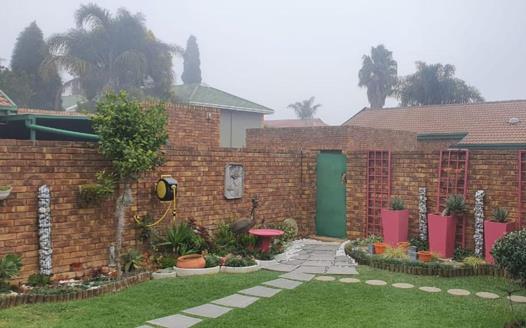 3 Bedroom Townhouse for sale in Glen Marais