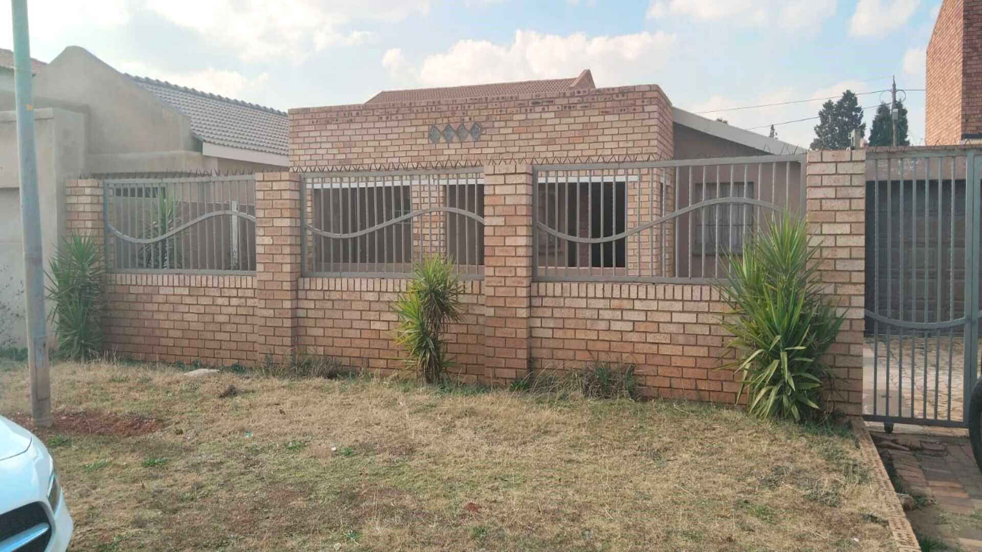 3 Bedroom House for sale in Lenasia Ext 8 19 Marlin Street P24