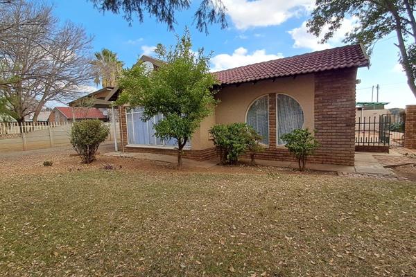 This property has all you need:

2 Bedrooms
1 Bathroom
Kitchen
Scullery/laundry 
Dining Area
Living Area
Braai Area

Water ...