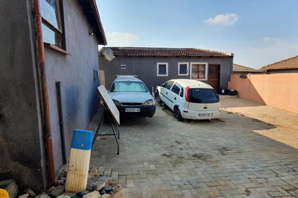 3 bedroom house with 2 cottages is available on the market for sale. All buyer and ...