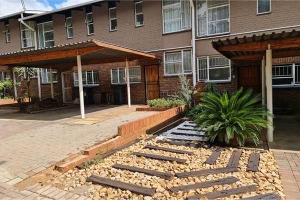 Small and well run complex in the sought after Tamara Park in Centurion.
The unit offers light and bright open plan living areas with a ...