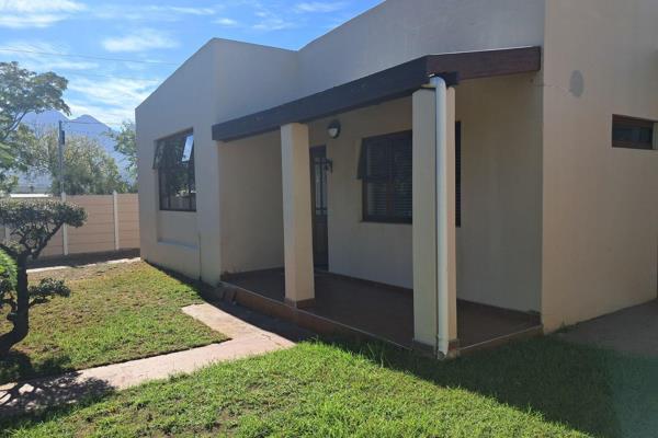 This property offers the following:
Livingroom
Open plan kitchen/dining room with built-in cupboards
Three bedrooms, 
Main bedroom with ...