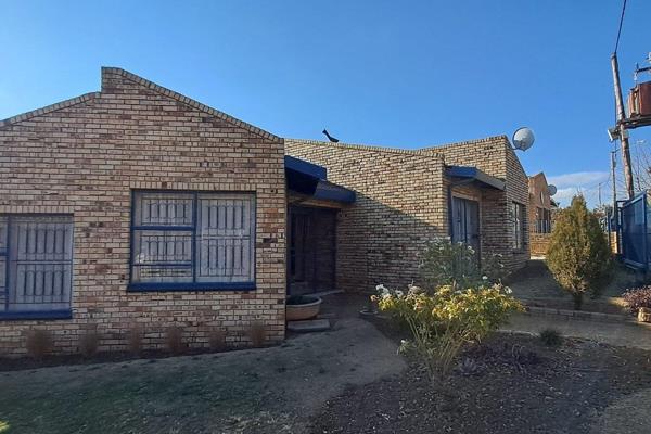 Low maintenance family home for sale in Bakenpark.

Neatly tiled, with a fireplace in the living room.
Well-sized kitchen with eye ...