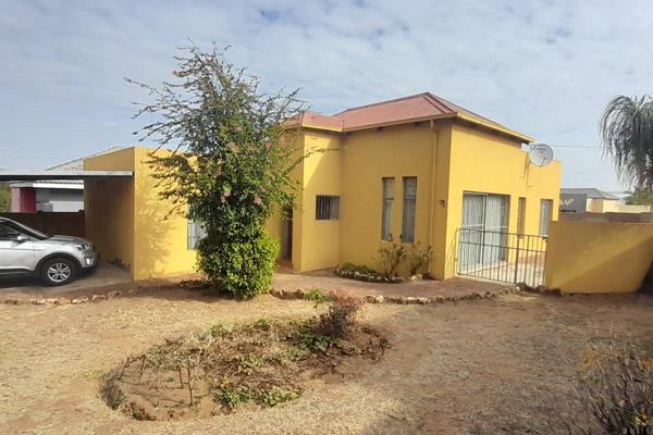 This house is in peaceful neighborhood of The Reeds!!!! 

It offer the following:

* 3 Bedrooms
* 2 Bathrooms
* Open plan Sitting ...
