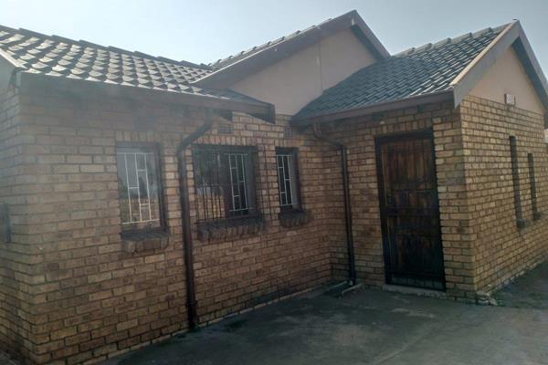 This is a well-kept home.
On offer are 3 spacious bedrooms and a bathroom to service the home.
The kitchen is neat and there is a ...