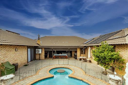 4 Bedroom House for sale in Ebotse Golf Estate