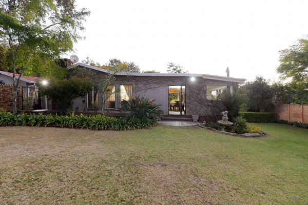 Well located with easy access to the motorway as well as Sandton, Fourways, and Rosebank. Plenty schools and amenities close ...