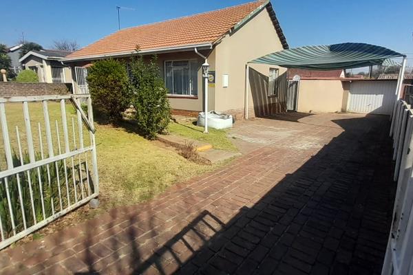 This spacious home offers 3 tiled bedrooms with built in cupboards, 1 bathroom.
Open plan lounge and dining area, fully fitted kitchen ...