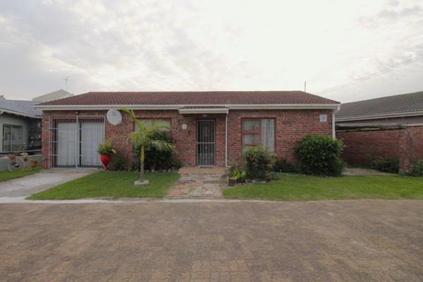 EXCLUSIVE MANDATE
In the suburb of Aston Bay, you will find this lovely, low-maintenance home waiting for you. It is located in a very ...