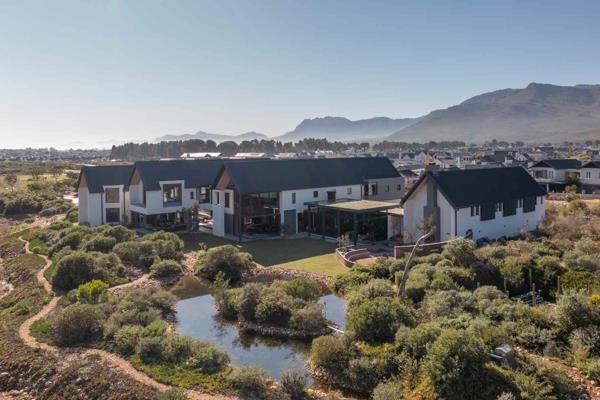 A luxury lifestyle intertwined with the wilderness nestled in the prestigious Val de Vie Gentleman&#39;s Estate. 

The prefect blend of ...