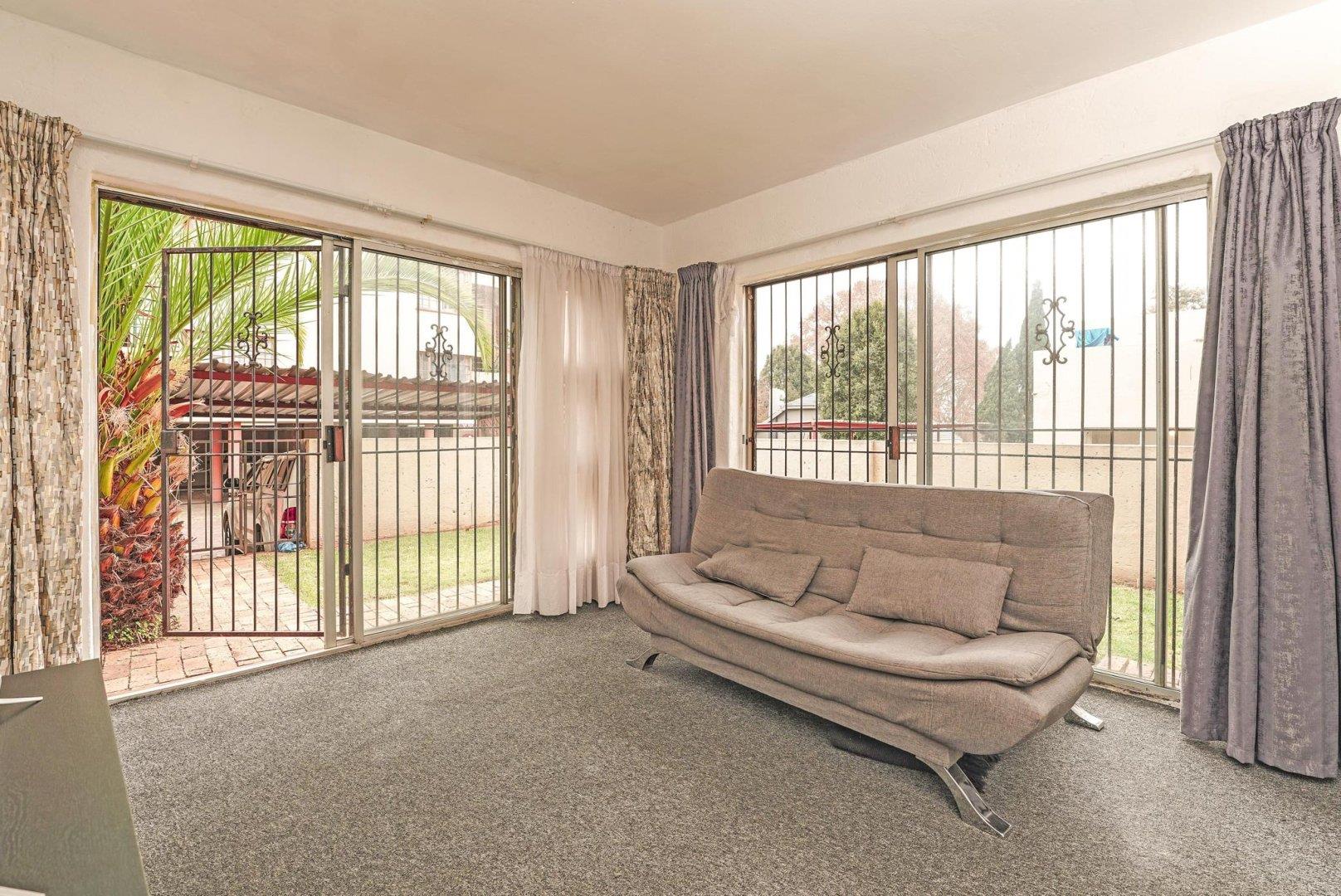 2 Bedroom Apartment / flat for sale in Upper Houghton P24114599935