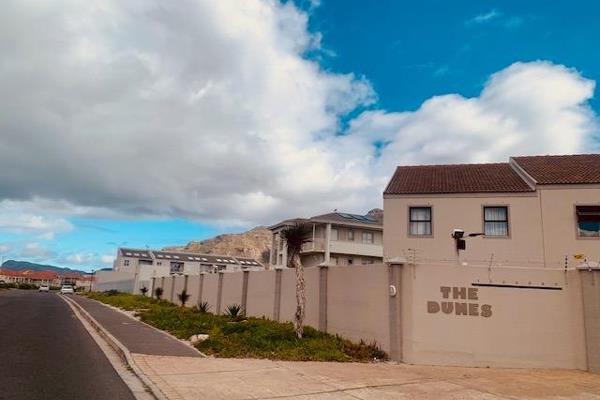 Affordable upmarket 3-bedroom townhouse in secure complex, Muizenberg.
An open plan ...