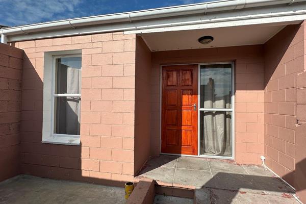 This house in Rocklands Mitchells Plain consists of 2 bedrooms, lounge, dining room, bathroom and kitchen with built in cupboards. ...