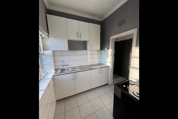 Lovely Updated Flat in Cameron Place in Benoni:

Located on the 4th floor

Kitchen has new kitchen units with a stand alone stove.
and ...