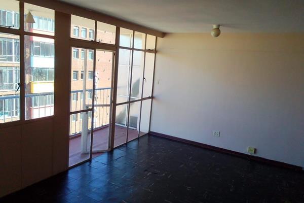 This bachelor apartment in Braamfontein offers a prime location, just steps away from Wits University and Rosebank College, with easy ...