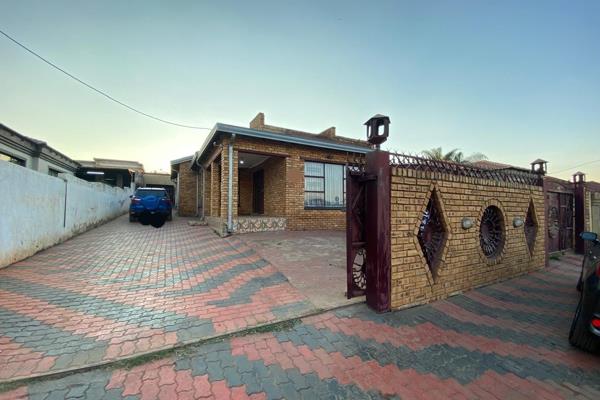 Neptunate properties presents to you this lovely 3 bedroom house in Atteridgeville. 

House features:
3 bedrooms
2 bathrooms 
Lounge ...