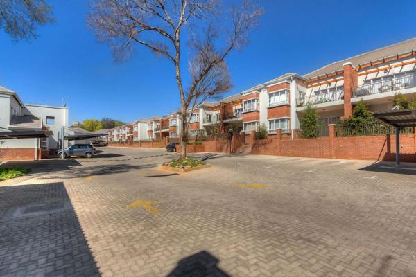 Excellent Buy in Parkview. 

Situated across Zoo Lake and The Johannesburg Zoo this lock-up-and-go Apartment is in a safe and secure ...