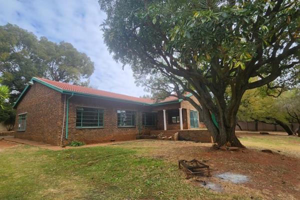 Make this your Farm House in
The City Just 7kms from Laudium n Erasmia 
2,5 Heactre Land with House and 
Plenty of Small Holdings on ...