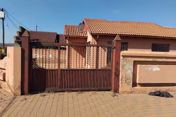 3bedroom 
1bathroom 
kitchen with fitted 
open lounge 

corner house stand with enough space to extend and parking. 

Area mamelodi ...