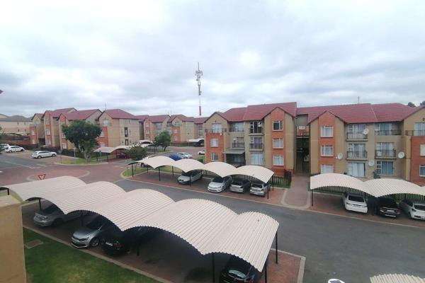 Available 1 November 2024 

This apartment is in Ridge View Security Estate with 24hour Security that patrol every hour.
Situated on ...