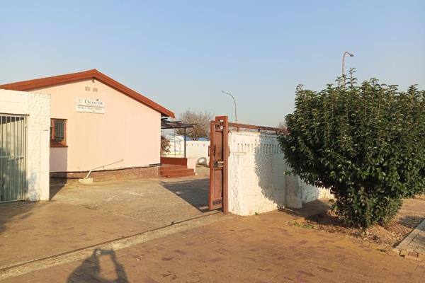 This spacious and well-maintained 3-bedroom corner house is available for rent in the sought-after Eldorado Park Ext 2. Perfectly ...