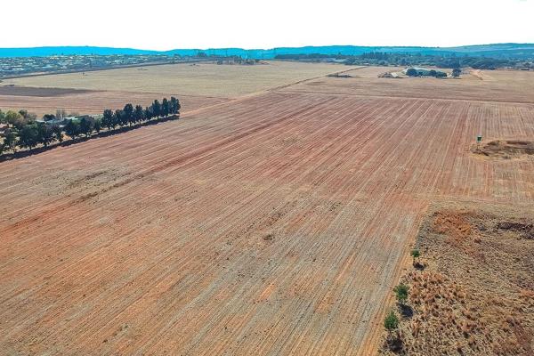 Attention all Developers and farmers!!!

Measuring 11.550  ha, this property is perfect for either residential development in Pretoria ...