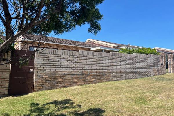 Lovely Koensprag in Gardner Circle.
Front garden enclosed with high walls and pedestrian gate.
3 Bedrooms with built in ...