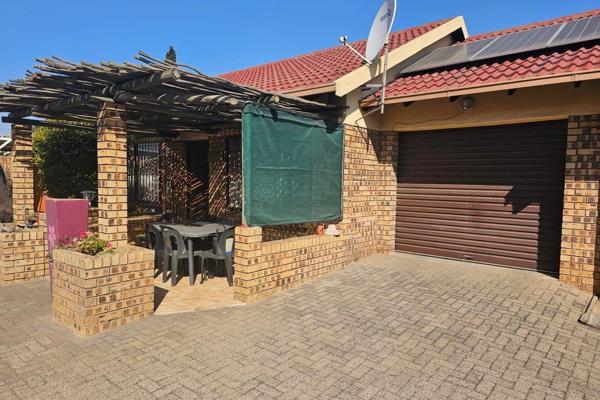 Conveniently close to schools and shopping centres.
Features include:
3 bedrooms
1 bathroom
Lounge and dining room
Neat kitchen
1 ...