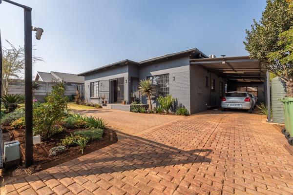 Discover this full-title property in Florentia, Alberton, boasting 716 square meters of space, with 313 square meters under roof. Newly ...